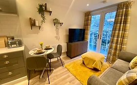 Luxury 1 Bedroom Apartment - Rock Mill 14